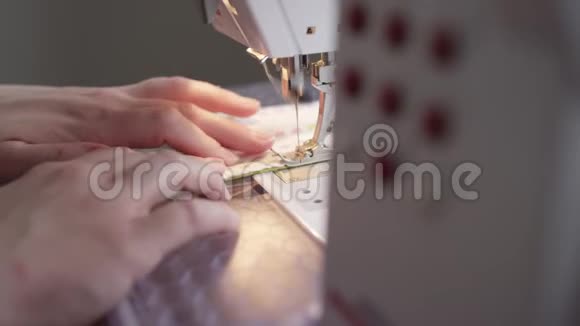 缝衣机缝合裁缝手视频的预览图