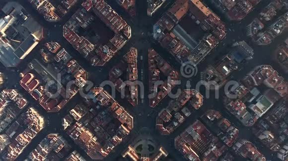 竞技场巴塞罗那在美丽的阳光下的典型城市街区与城市交通的头顶无人机拍摄视频的预览图