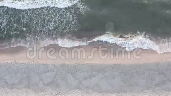 深海侵蚀着沙质的海岸视频的预览图