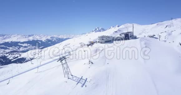 在瑞士阿尔卑斯山脉的滑雪胜地洛杉矶在美丽的阳光明媚的一天满是白雪视频的预览图