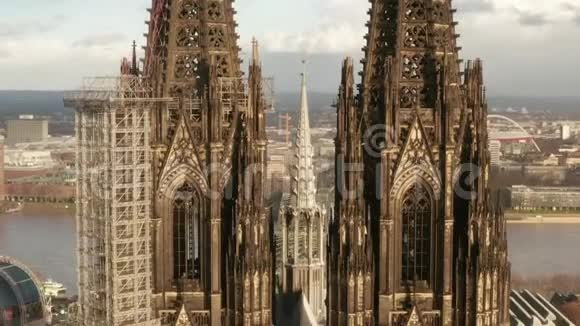 阿里亚靠近科隆大教堂两个棕色的塔在美丽的阳光下视频的预览图