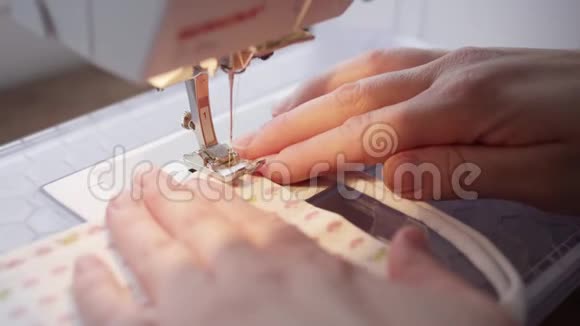 缝纫机针在织物上的特写视频的预览图