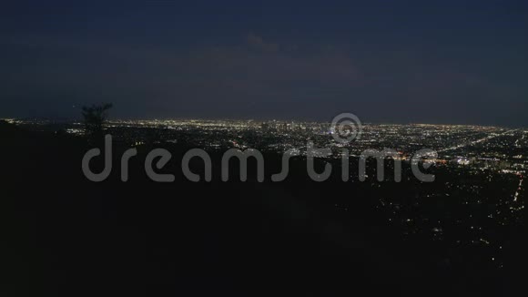 星光洛杉矶城市之夜好莱坞标志的壮观景色视频的预览图