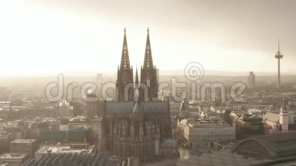 空气在美丽朦胧的阳光下带着雨走向科隆大教堂和电视塔视频的预览图
