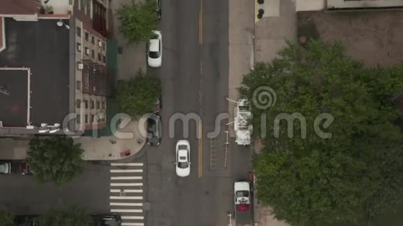 AIRIAL鸟瞰纽约街头的典型航班车流量黄色出租车曼哈顿视频的预览图