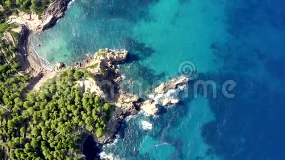 澳大利亚越过美丽的海岸线热带岛屿马略卡西班牙与海洋和蓝色的水在夏季日光视频的预览图