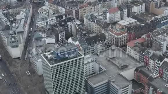 飞机飞越德国科隆市停车场视频的预览图