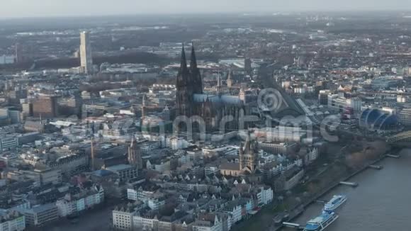 空气阳光明媚的一天德国科隆大教堂从空中拍摄视频的预览图