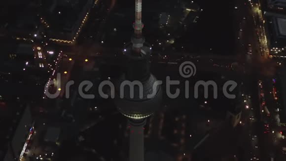柏林上空德国电视塔亚历山大广场夜间与城市灯光交通视频的预览图