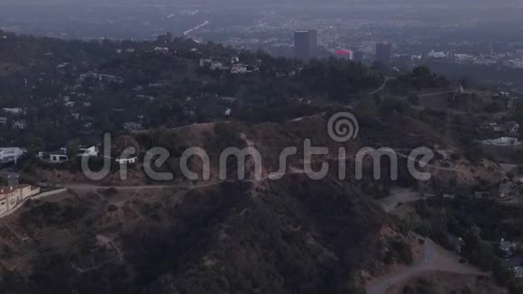 艾琳在日出的好莱坞山上可以看到山丘山谷和洛杉矶的电力线视频的预览图