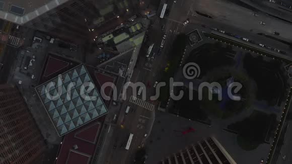 空气令人叹为观止的鸟瞰繁忙的街道与摩天大楼在洛杉矶市中心加利福尼亚州美丽的日落视频的预览图