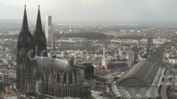 空气在美丽的科隆大教堂周围中央火车站在美丽的朦胧阳光下盘旋视频的预览图