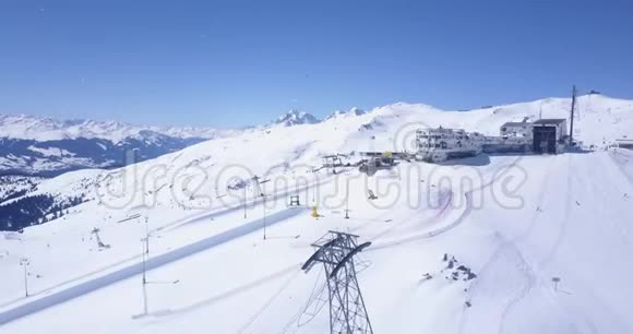 在瑞士阿尔卑斯山脉的滑雪胜地洛杉矶在美丽的阳光明媚的一天满是白雪视频的预览图