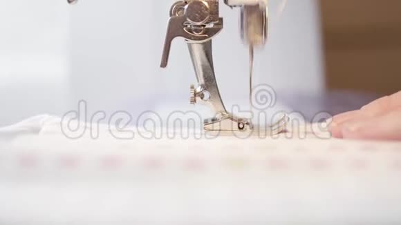 缝纫机针在织物上的特写视频的预览图