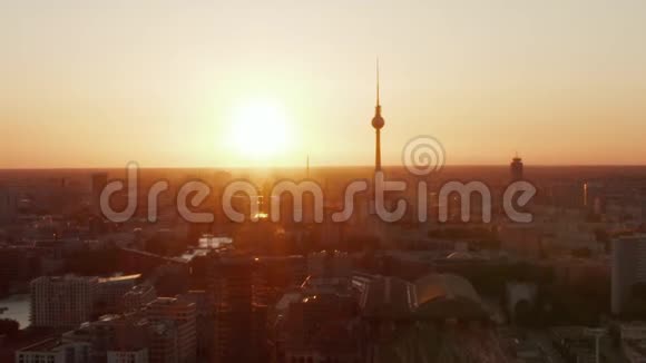 飞机飞越德国柏林在美丽的日落阳光和亚历山大广场电视塔和奥斯特巴恩霍夫的视野视频的预览图