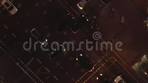 高空美丽的头顶上夜晚繁忙的十字路口车上的交通和城市的灯光视频的预览图