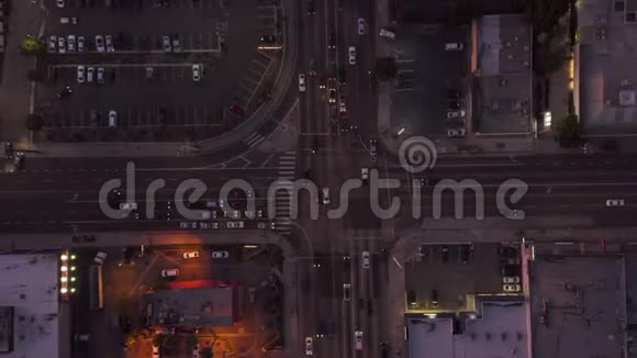 鸟瞰鸟瞰卡尔弗城洛杉矶加州交通在黄昏与汽车交通交叉路口视频的预览图