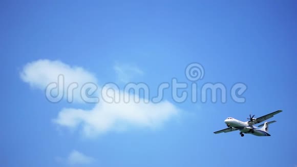 飞机飞过蓝天躲在金属屋顶后面视频的预览图