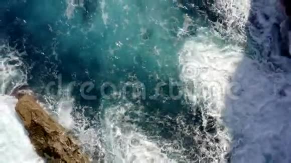 空气美丽的海洋蓝色水在热带岛屿马洛卡的岩石海岸破碎的鸟瞰蜗牛度假视频的预览图