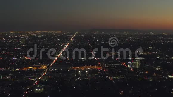 空中180度夜景好莱坞山可欣赏洛杉矶市中心的景色城市灯光视频的预览图