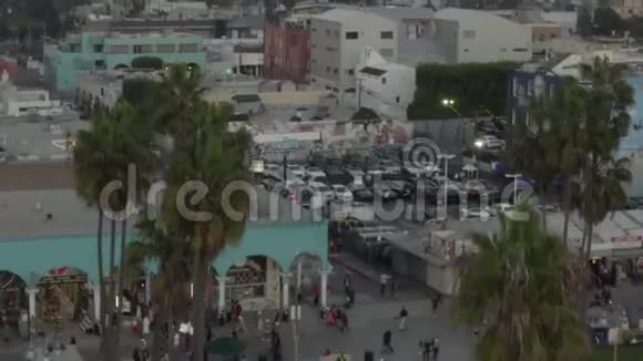 机场在威尼斯海滩木板路上与游客和棕榈树日落洛杉矶加利福尼亚视频的预览图