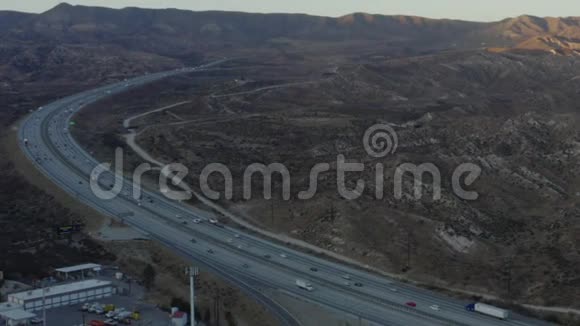 美国加州黑车驾驶槽沙漠日光浴视频的预览图