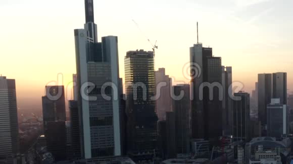 美国美因法兰克福景色德国天际线在美丽的日落阳光下摩天大楼之间的天际线视频的预览图
