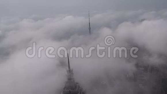 惊心动魄的时光流逝雾霭笼罩下的金茂大厦云朵掠过车水马龙视频的预览图