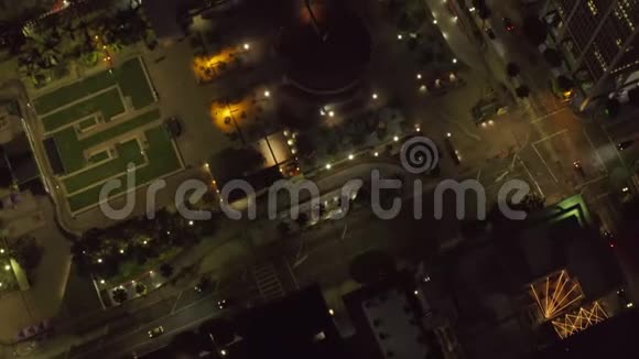鸟瞰夜晚在加州洛杉矶市中心的珀兴广场上空飞行城市灯火辉煌视频的预览图