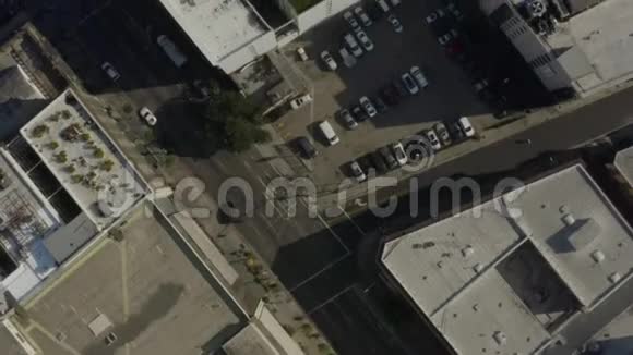 空中鸟瞰洛杉矶市中心的街道加利福尼亚州有汽车交通和屋顶游泳池日光视频的预览图
