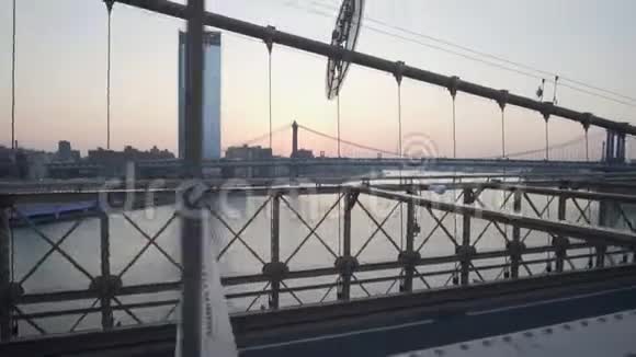 慢行在布鲁克林大桥上看东河没有人带车交通通过大桥夏季冲浪视频的预览图