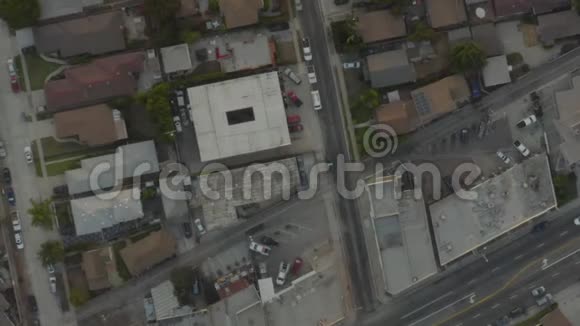 空中鸟瞰威尼斯加州日光交通和汽车视频的预览图