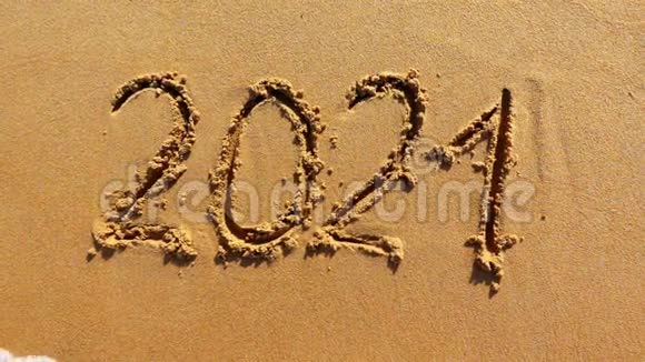 涂在沙子上的文字2021被海浪冲走了视频的预览图