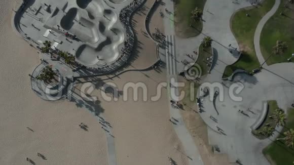 鸟瞰飞行威尼斯海滩滑板公园与棕榈树和美丽的阴影阳光洛杉矶加州视频的预览图