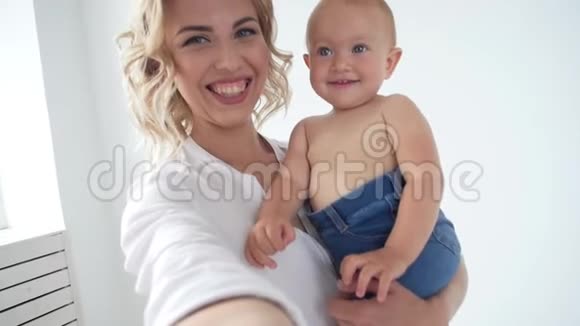 家庭和母性概念快乐的年轻金发母亲和小婴儿自拍视频的预览图