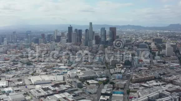 天使慢慢地在洛杉矶市中心的天际线与仓库艺术分散在前景与蓝天和云视频的预览图