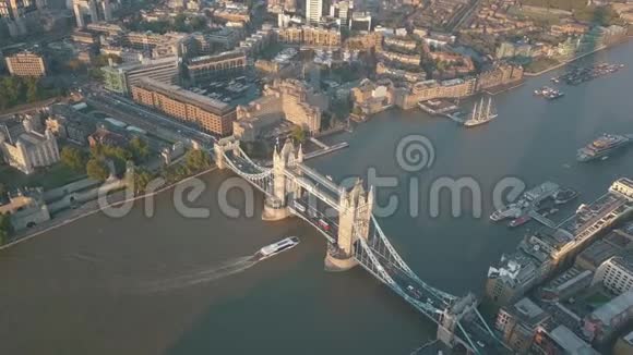 天日落时分伦敦塔桥上的船日出视频的预览图