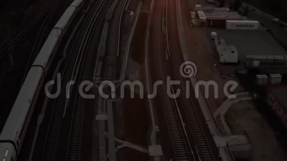 飞机飞越德国柏林欧斯巴恩霍夫中央火车站ICE列车在美丽的日落处行驶视频的预览图