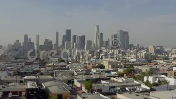 在美丽的阳光下蔚蓝的天空向洛杉矶市中心加州天际线视频的预览图