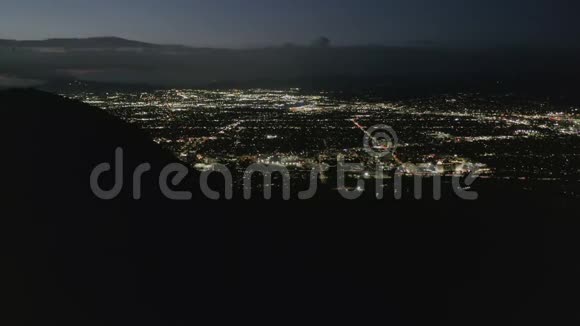 机场夜间飞越好莱坞山观看山谷布尔班克和城市灯光视频的预览图