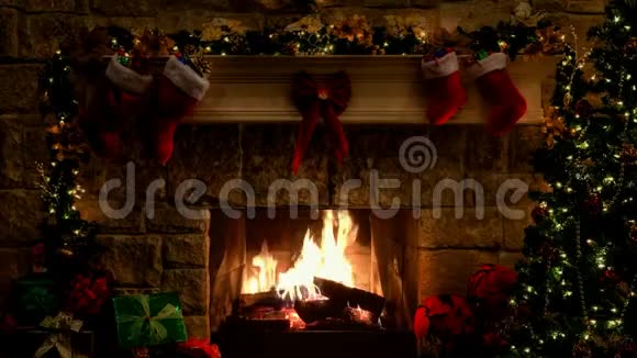 房间内的圣诞气氛以及熊熊烈火和华丽的圣诞树视频的预览图