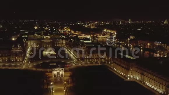 法国巴黎夜间飞越卢浮宫金字塔和塞纳河视频的预览图
