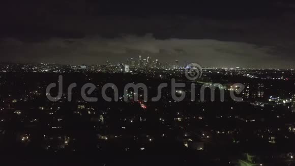 星光夜幕降临笼罩黑暗的好莱坞洛杉矶笼罩市区和城市灯光视频的预览图