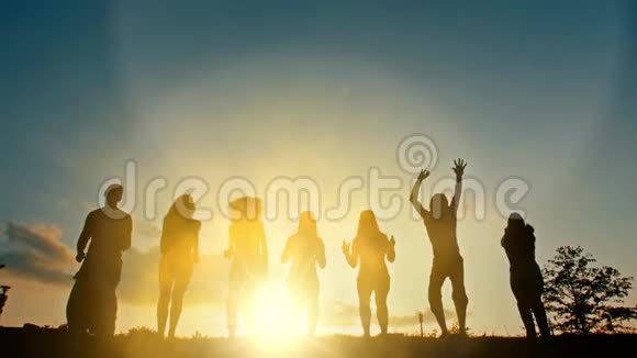 人们在日落时跳跃视频的预览图