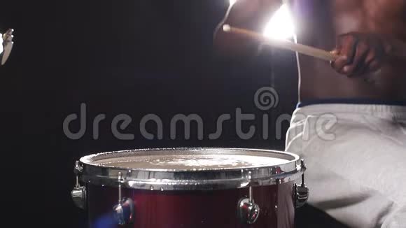 在音乐室人用湿鼓演奏的特写镜头视频的预览图