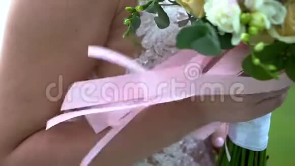 靠近新娘手中的婚礼花束视频的预览图