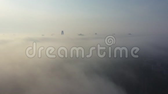 雾中城市的鸟瞰图雾中摩天大楼视频的预览图