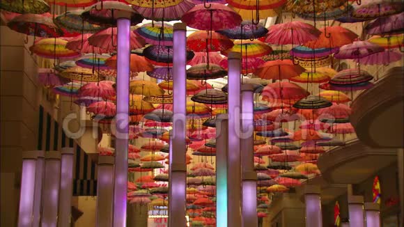 迪拜迪拜购物中心雨伞的美丽展示视频的预览图