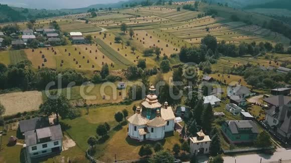 乌克兰喀尔巴阡山脉美丽的教堂视频的预览图