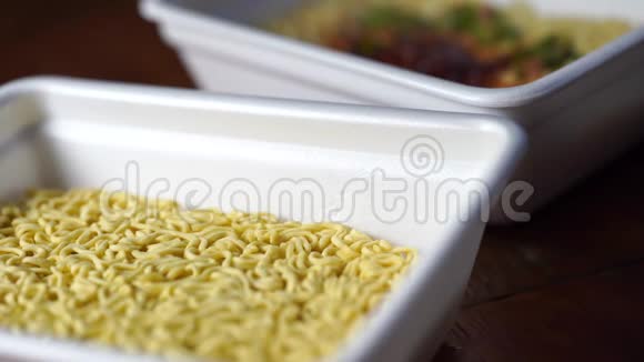 准备方便面碗里有黄面泰国菜或中国菜把意大利面条倒入沸水视频的预览图